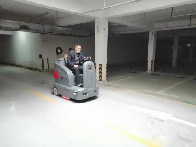 淮南小区物业保洁不用人力改用驾驶式洗地机了